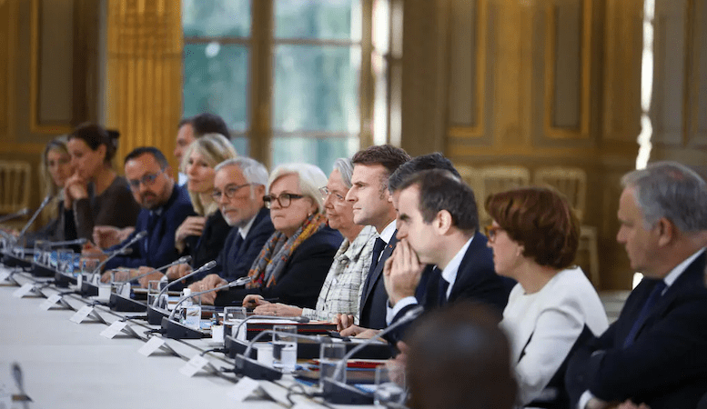 Año y medio para que el sainete francés no acabe en tragedia