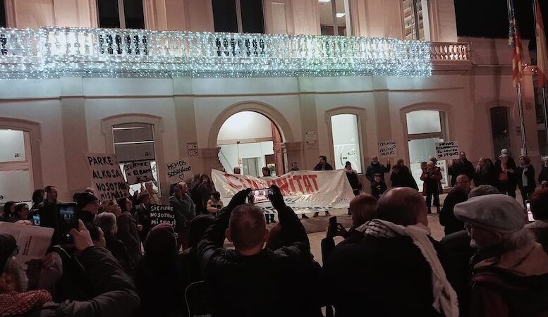 El Parke Alcosa irromp en el ple d’Alfafar, 14 mesos després de la DANA, per defensar 40 anys de treball comunitari i exigir diàleg real