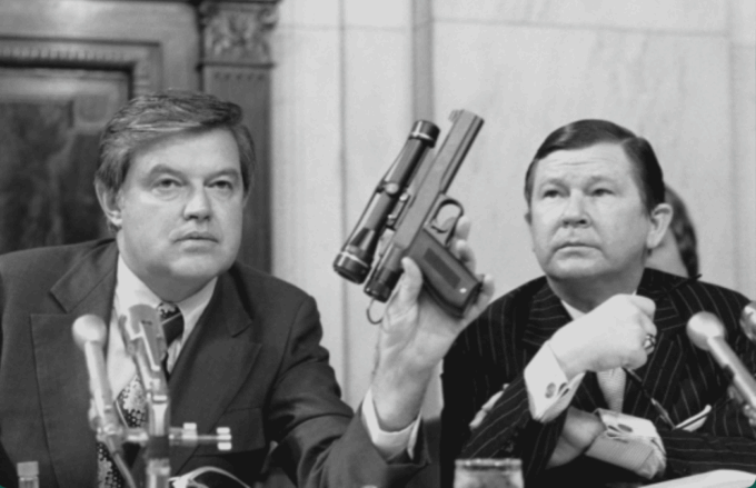 Anales del mundo secreto: de cómo el asesinato se convirtió en política en la CIA