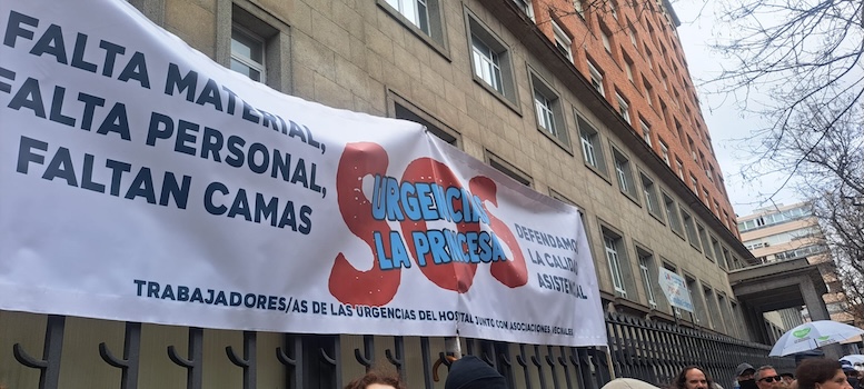 Vecinas y sanitarios protestan contra la caótica situación de ‘urgencias’ del Hospital La Princesa