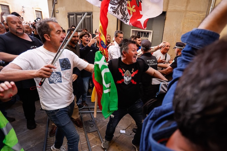 Granada: Vox provoca los disturbios al instar a sus seguidores a avanzar contra manifestantes pacíficos