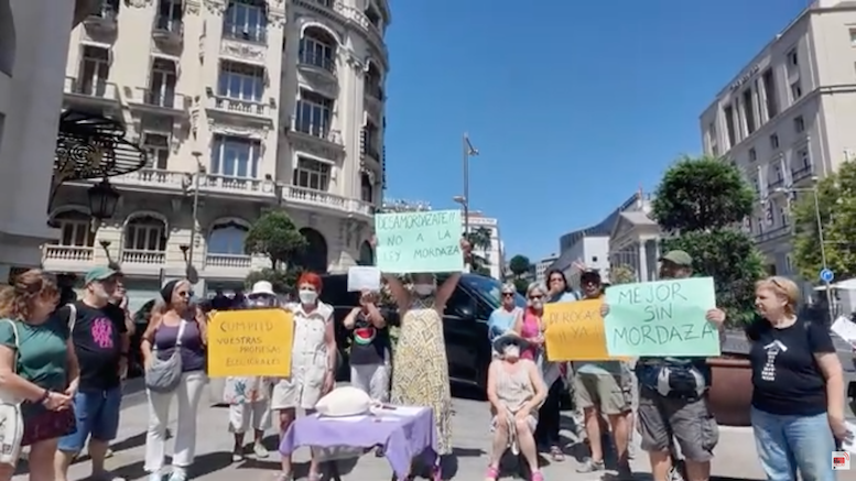 Un jueves al sol de junio, ladeados en una esquina de rico hotel
