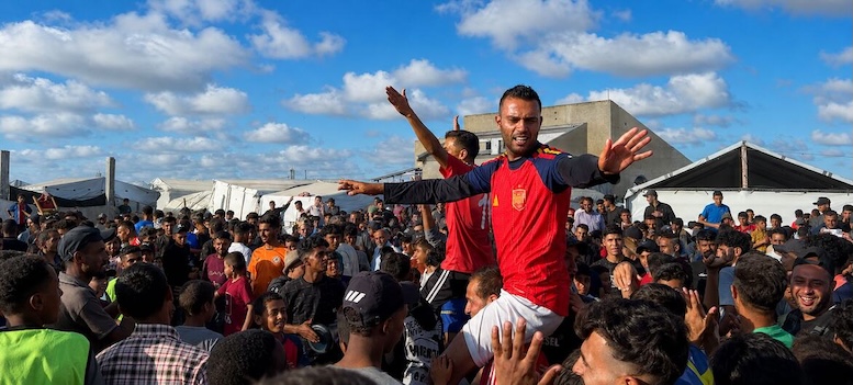 Botas prestadas, alegría prestada: el fútbol florece en los campamentos de Gaza