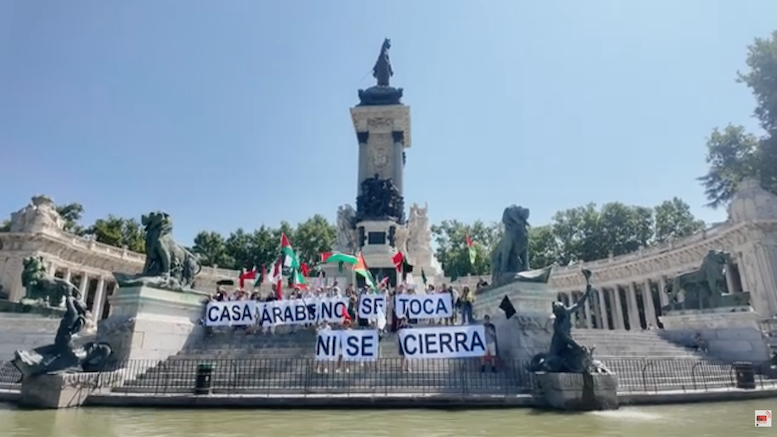 Performance en defensa de la Casa Árabe de Madrid
