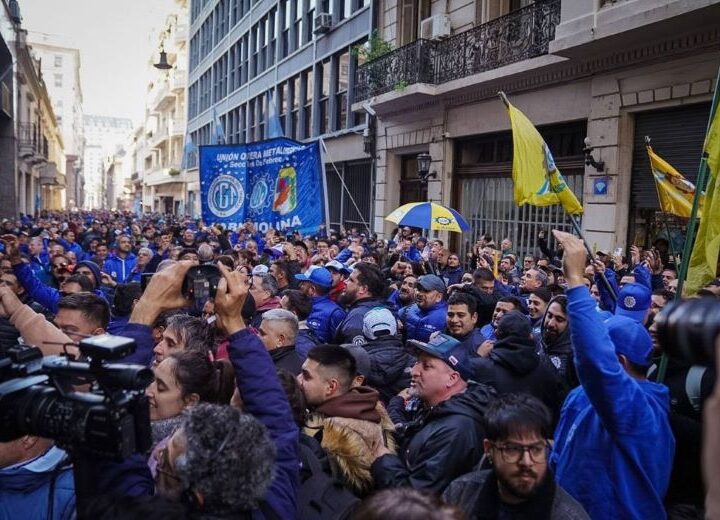 Los multimillonarios golpean a la democracia