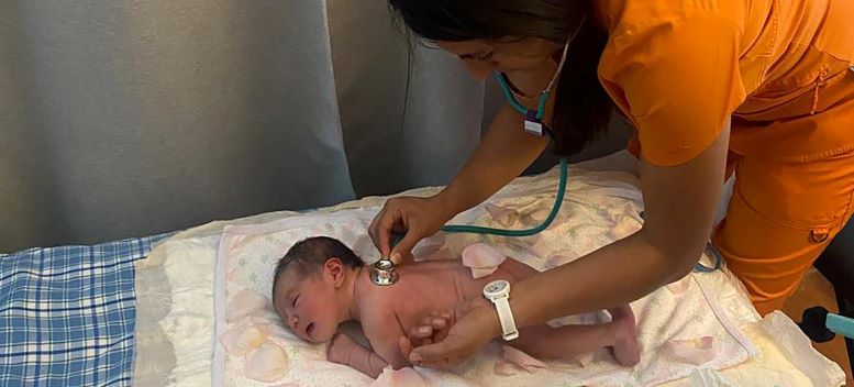 Dar a luz en medio de la guerra: las parteras que protegen a las mujeres en Sudán