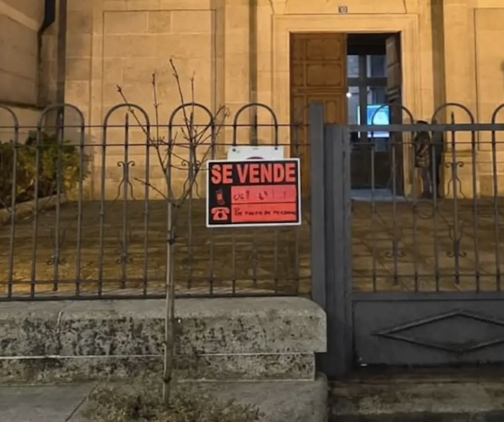 El Arzobispado de Uviéu vende fincas, casa parroquial… ¡Se vende!