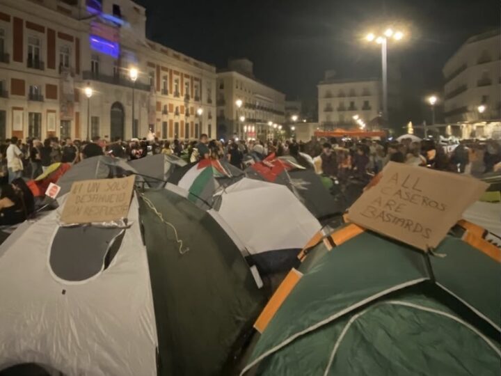 Acampada en la Puerta del Sol: pulso por el decreto de emergencia