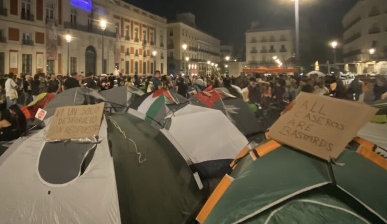 Acampada en la Puerta del Sol: pulso por el decreto de emergencia