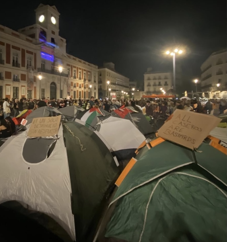 Acampada en la Puerta del Sol: pulso por el decreto de emergencia