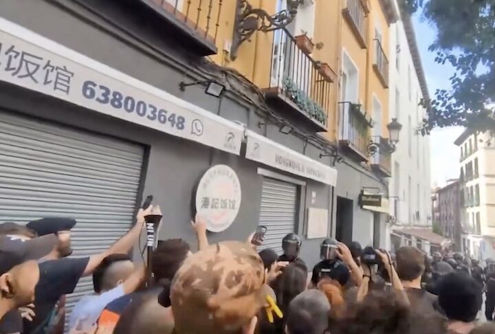 Decenas de activistas paralizan un desahucio a metros de la acampada de Sol