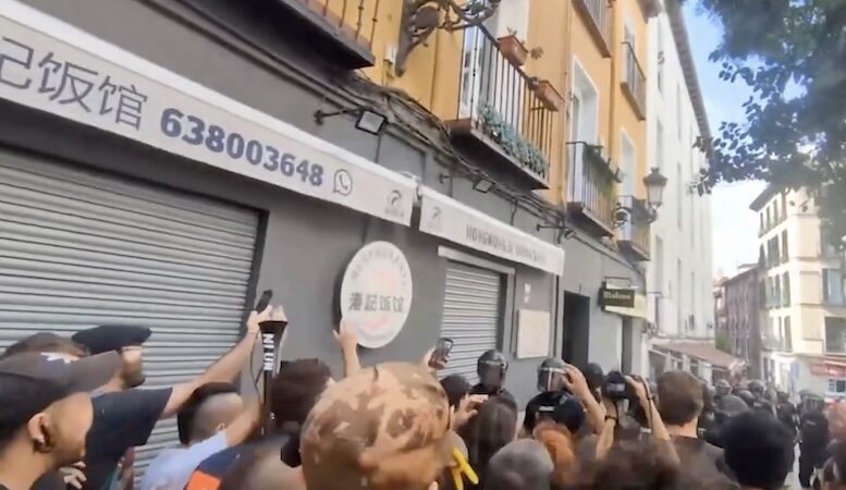 Decenas de activistas paralizan un desahucio a metros de la acampada de Sol