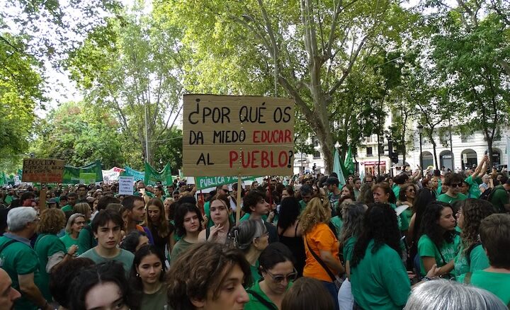 Madrid se vuelca con la educación pública: miles de personas marchan de Atocha a Sol como antesala de la huelga indefinida