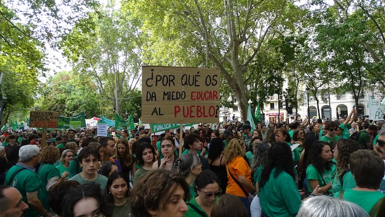 Madrid se vuelca con la educación pública: miles de personas marchan de Atocha a Sol como antesala de la huelga indefinida