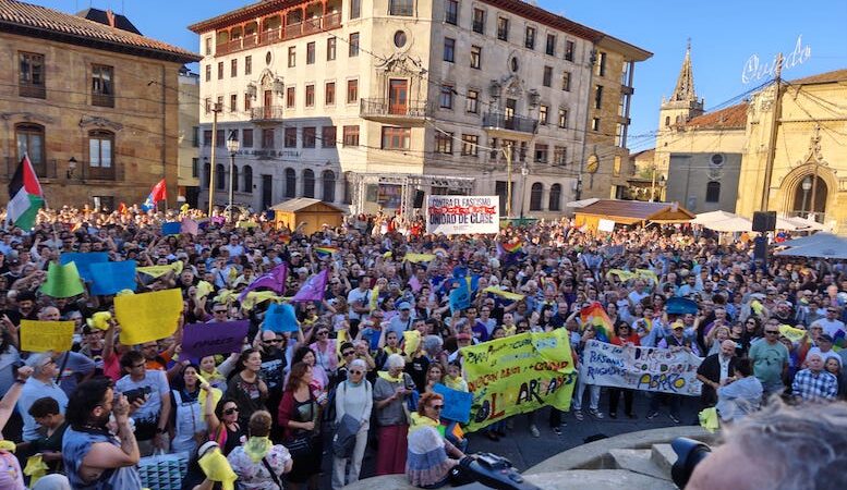 Uviéu responde al fascismo: más de 6.000 personas gritan «No pasarán» tras la agresión a dos activistas