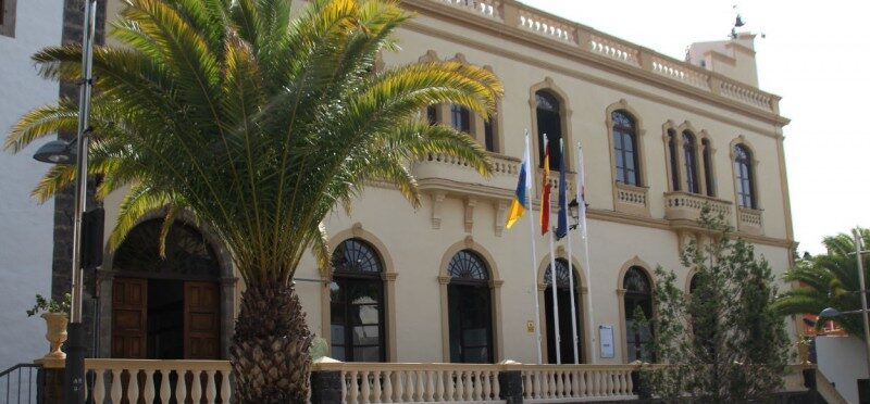 El fascismo lleva la amenaza al pleno de Adeje: «Eres un hijo de puta», le grita un concejal de Vox a un edil de Podemos
