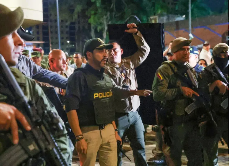 Colombia: el showman Abelardo ahora con pistola al cinto en Santa Marta