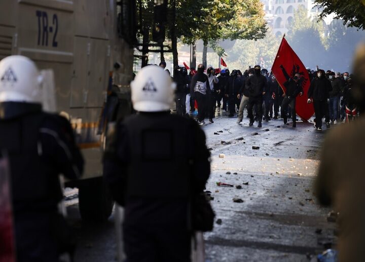 «¡Revolución!»: Las protestas en Tirana continúan, a pesar de los gases lacrimógenos