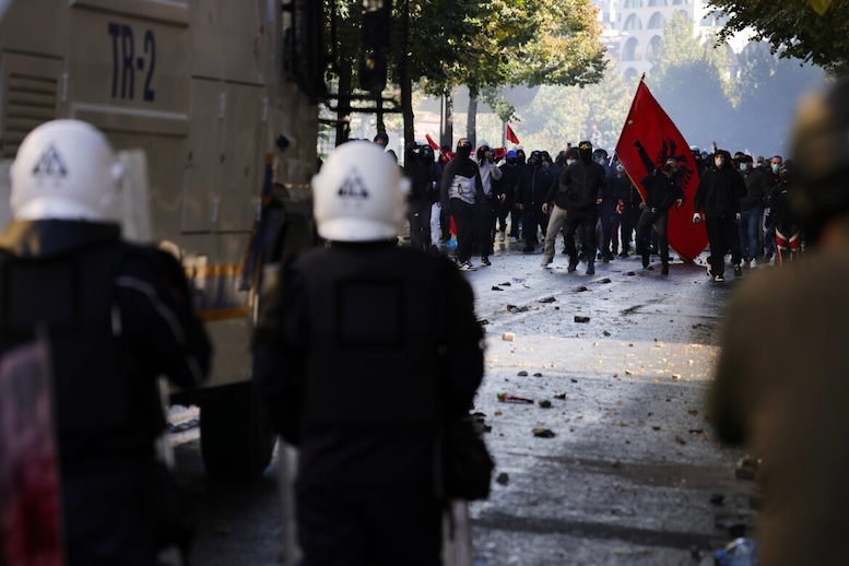 «¡Revolución!»: Las protestas en Tirana continúan, a pesar de los gases lacrimógenos