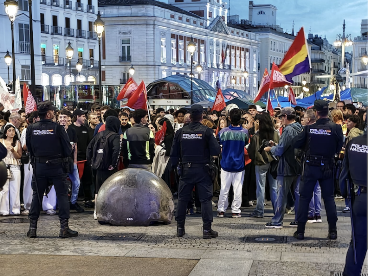 El Congreso deroga los decretos y la calle convoca huelga general