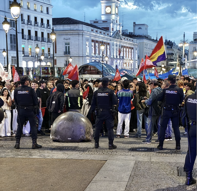 El Congreso deroga los decretos y la calle convoca huelga general