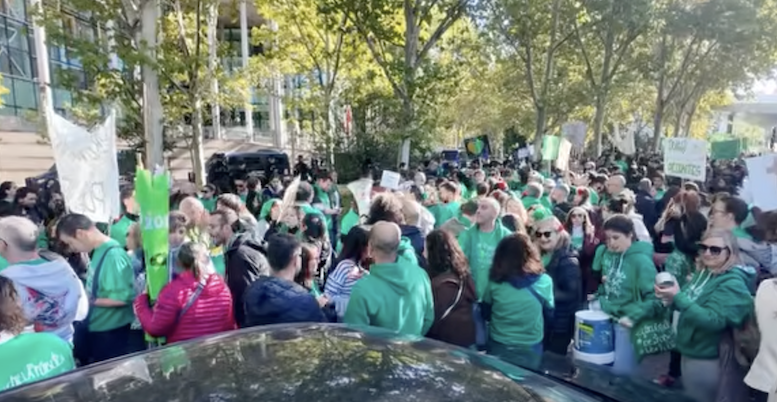 Miles de docentes llevan la protesta a la Asamblea de Madrid para exigir a Ayuso que negocie