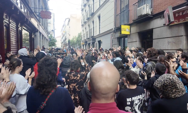 ¡Hace unas horas! La acampada de SOL frena el desahucio de Mariángeles (Video)