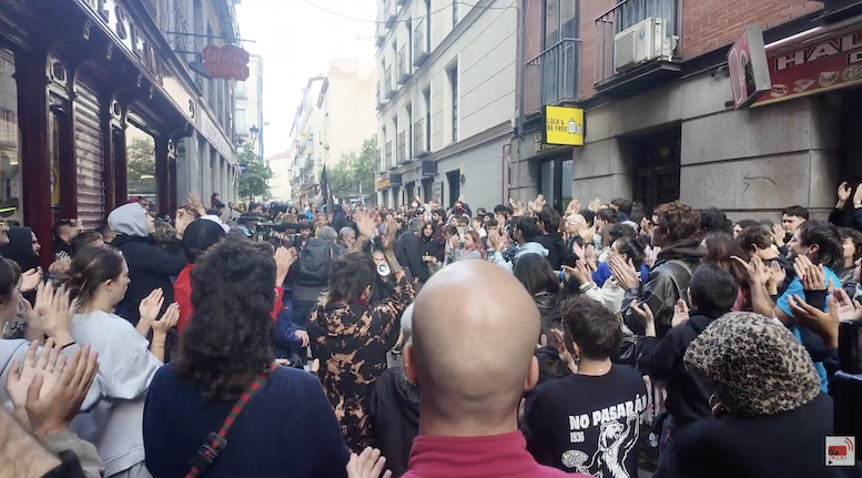 ¡Hace unas horas! La acampada de SOL frena el desahucio de Mariángeles (Video)